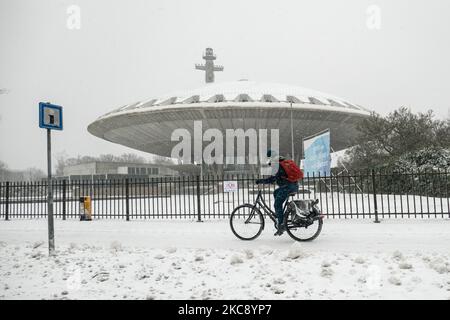 Ein Mann, wie er vor dem Evulon auf dem Schnee unterwegs war. Blizzard vom Schneesturm Darcy in den Niederlanden, dem ersten starken Schneefall mit starken Winden nach 2010, der den Transport im ganzen Land störte. Die Niederländer erwachten am Sonntag mit einer Schneeschicht, die alles bedeckte. Viele Unfälle ereigneten sich auf den Straßen aufgrund des Sturms und der eisigen Bedingungen, während es auch Probleme mit den Zügen gab. In der Stadt Eindhoven in Nordbrabant wurde der Bahn- und Busverkehr eingestellt, der Flughafen folgte und der Luftverkehr umgeleitet. Im Stadtzentrum von Eindhoven ging es nach draußen Stockfoto
