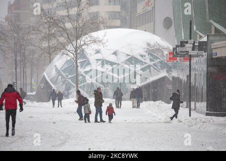 Schneebedeckt 18 Septemberplein in Eindhoven. Blizzard vom Schneesturm Darcy in den Niederlanden, dem ersten starken Schneefall mit starken Winden nach 2010, der den Transport im ganzen Land störte. Die Niederländer erwachten am Sonntag mit einer Schneeschicht, die alles bedeckte. Viele Unfälle ereigneten sich auf den Straßen aufgrund des Sturms und der eisigen Bedingungen, während es auch Probleme mit den Zügen gab. In der Stadt Eindhoven in Nordbrabant wurde der Bahn- und Busverkehr eingestellt, der Flughafen folgte und der Luftverkehr umgeleitet. Die Menschen gingen in das Stadtzentrum von Eindhoven, um und zu genießen Stockfoto