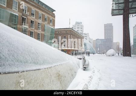 Schneebedeckt 18 Septemberplein in Eindhoven. Blizzard vom Schneesturm Darcy in den Niederlanden, dem ersten starken Schneefall mit starken Winden nach 2010, der den Transport im ganzen Land störte. Die Niederländer erwachten am Sonntag mit einer Schneeschicht, die alles bedeckte. Viele Unfälle ereigneten sich auf den Straßen aufgrund des Sturms und der eisigen Bedingungen, während es auch Probleme mit den Zügen gab. In der Stadt Eindhoven in Nordbrabant wurde der Bahn- und Busverkehr eingestellt, der Flughafen folgte und der Luftverkehr umgeleitet. Die Menschen gingen in das Stadtzentrum von Eindhoven, um und zu genießen Stockfoto