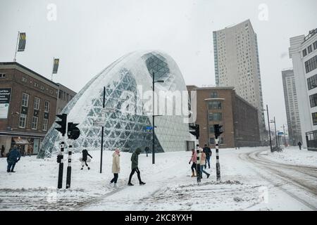 Schnee rund um De Blob, ein berühmtes Wahrzeichen in Eindhoven mit Menschen in der Nähe. Blizzard vom Schneesturm Darcy in den Niederlanden, dem ersten starken Schneefall mit starken Winden nach 2010, der den Transport im ganzen Land störte. Die Niederländer erwachten am Sonntag mit einer Schneeschicht, die alles bedeckte. Viele Unfälle ereigneten sich auf den Straßen aufgrund des Sturms und der eisigen Bedingungen, während es auch Probleme mit den Zügen gab. In der Stadt Eindhoven in Nordbrabant wurde der Bahn- und Busverkehr eingestellt, der Flughafen folgte und der Luftverkehr umgeleitet. In der CI gingen Leute nach draußen Stockfoto