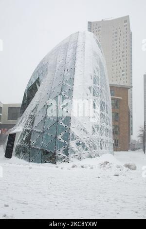 Schnee rund um De Blob, ein berühmtes Wahrzeichen in Eindhoven mit Menschen in der Nähe. Blizzard vom Schneesturm Darcy in den Niederlanden, dem ersten starken Schneefall mit starken Winden nach 2010, der den Transport im ganzen Land störte. Die Niederländer erwachten am Sonntag mit einer Schneeschicht, die alles bedeckte. Viele Unfälle ereigneten sich auf den Straßen aufgrund des Sturms und der eisigen Bedingungen, während es auch Probleme mit den Zügen gab. In der Stadt Eindhoven in Nordbrabant wurde der Bahn- und Busverkehr eingestellt, der Flughafen folgte und der Luftverkehr umgeleitet. In der CI gingen Leute nach draußen Stockfoto