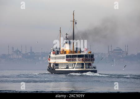 Die Fähre, die von Kadikoy abfährt, wurde am 7. Februar 2021 auf dem Weg nach Eminonu in Istanbul, Türkei, gesehen. (Foto von Onur Dogman/NurPhoto) Stockfoto