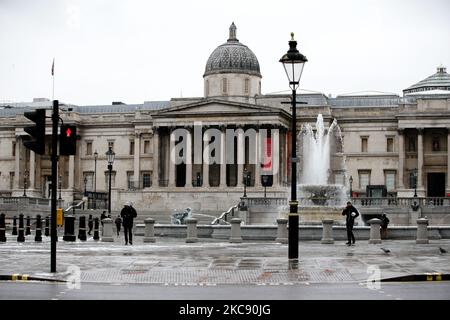 Die National Gallery blickt auf einen fast menschenleeren Trafalgar Square in Storm Darcy Snowfall in London, England, am 8. Februar 2021. (Foto von David Cliff/NurPhoto) Stockfoto