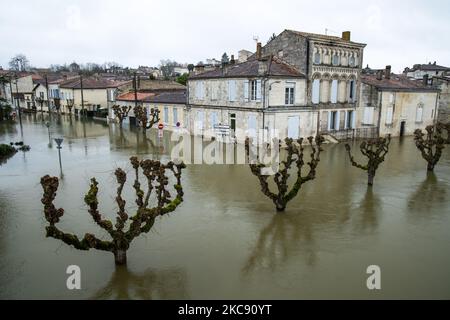 Ein Blick auf die Überschwemmung in Charente-Maritime, in Saintes, am 8. Februar 2021. Der Höhepunkt der Überschwemmung des Flusses Charente wurde am Montag, den 8. Februar 2021 erreicht, und viele Straßen wurden unter Wasser gelassen. (Foto von Jerome Gilles/NurPhoto) Stockfoto