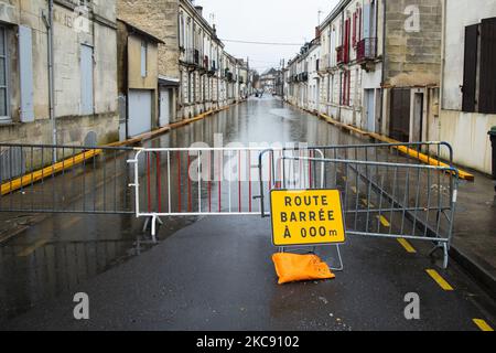 Ein Blick auf die Überschwemmung in Charente-Maritime, in Saintes, am 8. Februar 2021. Der Höhepunkt der Überschwemmung des Flusses Charente wurde am Montag, den 8. Februar 2021 erreicht, und viele Straßen wurden unter Wasser gelassen. (Foto von Jerome Gilles/NurPhoto) Stockfoto