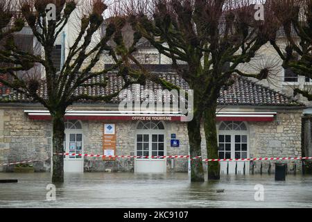 Ein Blick auf die Überschwemmung in Charente-Maritime, in Saintes, am 8. Februar 2021. Der Höhepunkt der Überschwemmung des Flusses Charente wurde am Montag, den 8. Februar 2021 erreicht, und viele Straßen wurden unter Wasser gelassen. (Foto von Jerome Gilles/NurPhoto) Stockfoto