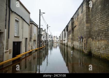 Ein Blick auf die Überschwemmung in Charente-Maritime, in Saintes, am 8. Februar 2021. Der Höhepunkt der Überschwemmung des Flusses Charente wurde am Montag, den 8. Februar 2021 erreicht, und viele Straßen wurden unter Wasser gelassen. (Foto von Jerome Gilles/NurPhoto) Stockfoto