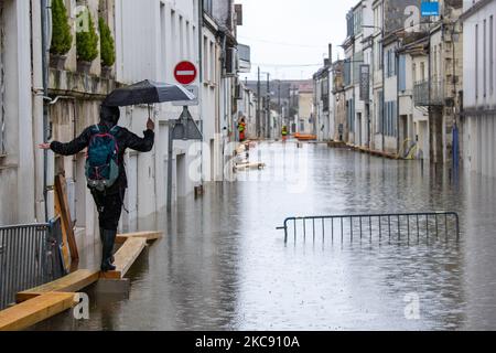 Ein Blick auf die Überschwemmung in Charente-Maritime, in Saintes, am 8. Februar 2021. Der Höhepunkt der Überschwemmung des Flusses Charente wurde am Montag, den 8. Februar 2021 erreicht, und viele Straßen wurden unter Wasser gelassen. (Foto von Jerome Gilles/NurPhoto) Stockfoto