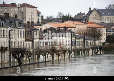 Ein Blick auf die Überschwemmung in Charente-Maritime, in Saintes, am 8. Februar 2021. Der Höhepunkt der Überschwemmung des Flusses Charente wurde am Montag, den 8. Februar 2021 erreicht, und viele Straßen wurden unter Wasser gelassen. (Foto von Jerome Gilles/NurPhoto) Stockfoto