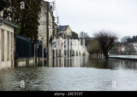 Ein Blick auf die Überschwemmung in Charente-Maritime, in Saintes, am 8. Februar 2021. Der Höhepunkt der Überschwemmung des Flusses Charente wurde am Montag, den 8. Februar 2021 erreicht, und viele Straßen wurden unter Wasser gelassen. (Foto von Jerome Gilles/NurPhoto) Stockfoto