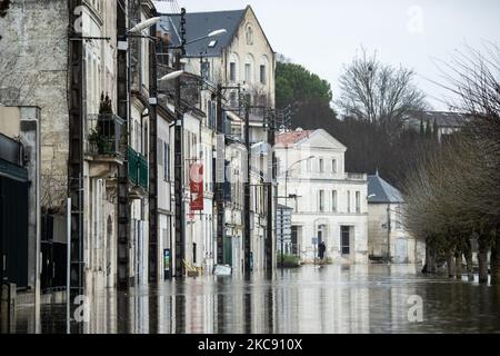 Ein Blick auf die Überschwemmung in Charente-Maritime, in Saintes, am 8. Februar 2021. Der Höhepunkt der Überschwemmung des Flusses Charente wurde am Montag, den 8. Februar 2021 erreicht, und viele Straßen wurden unter Wasser gelassen. (Foto von Jerome Gilles/NurPhoto) Stockfoto