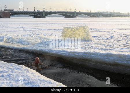 Ein Mann badet im Newa-Fluss im Zentrum von St. Petersburg. Die Lufttemperatur sank auf -17 Grad. Sankt Petersburg, Russland. 9. Februar 2021 (Foto von Valya Egorshin/NurPhoto) Stockfoto