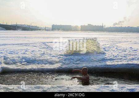 Ein Mann badet im Newa-Fluss im Zentrum von St. Petersburg. Die Lufttemperatur sank auf -17 Grad. Sankt Petersburg, Russland. 9. Februar 2021 (Foto von Valya Egorshin/NurPhoto) Stockfoto