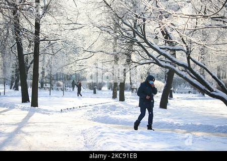 Ein Mann geht im Zentrum von St. Petersburg an frostbedeckten Bäumen vorbei. Die Lufttemperatur sank auf 17 Grad. Sankt Petersburg, Russland. 9. Februar 2021 (Foto von Valya Egorshin/NurPhoto) Stockfoto