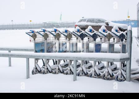 Schneesturm schließt den Flughafen Eindhoven EIN in den Niederlanden. Starker Schneefall stört den Flugverkehr, der am Sonntag zu Umleitungen nach Deutschland führte. Blizzard vom Sturm Darcy traf das Land seit Sonntagmorgen (07.02.2021), was zu Problemen bei den öffentlichen Verkehrsmitteln führte. Auf dem schneebedeckten Flughafen Eindhoven werden Transavia-Flugzeuge am Boden gesehen, während schwere Maschinen die Rollbahn und die Landebahn reinigen. Dutzende von Flügen, die abfliegen sollten, wurden am Flughafen Schiphol in Amsterdam aufgrund des arktischen kalten Winterwetters, der eisigen und eiskalten Conditio-Temperatur unter Null verspätet oder gestrichen Stockfoto