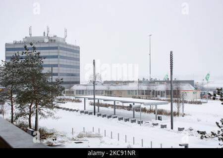 Schneesturm schließt den Flughafen Eindhoven EIN in den Niederlanden. Starker Schneefall stört den Flugverkehr, der am Sonntag zu Umleitungen nach Deutschland führte. Blizzard vom Sturm Darcy traf das Land seit Sonntagmorgen (07.02.2021), was zu Problemen bei den öffentlichen Verkehrsmitteln führte. Auf dem schneebedeckten Flughafen Eindhoven werden Transavia-Flugzeuge am Boden gesehen, während schwere Maschinen die Rollbahn und die Landebahn reinigen. Dutzende von Flügen, die abfliegen sollten, wurden am Flughafen Schiphol in Amsterdam aufgrund des arktischen kalten Winterwetters, der eisigen und eiskalten Conditio-Temperatur unter Null verspätet oder gestrichen Stockfoto