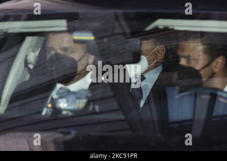 Der ehemalige italienische Premierminister Silvio Berlusconi fährt nach einem Treffen mit dem designierten Ministerpräsidenten Mario Draghi in einem Auto, während er am 9. Februar 2021 in Rom, Italien, eine zweite Konsultationsrunde über die Bildung einer neuen Regierung in der Abgeordnetenkammer (Montecitorio) abhält. (Foto von Christian Minelli/NurPhoto) Stockfoto