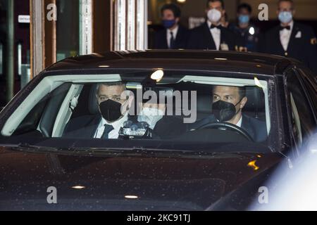 Der ehemalige italienische Premierminister Silvio Berlusconi fährt nach einem Treffen mit dem designierten Ministerpräsidenten Mario Draghi in einem Auto, während er am 9. Februar 2021 in Rom, Italien, eine zweite Konsultationsrunde über die Bildung einer neuen Regierung in der Abgeordnetenkammer (Montecitorio) abhält. (Foto von Christian Minelli/NurPhoto) Stockfoto