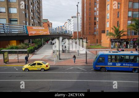 Ein Zeichen, das darauf hinweist, dass die orange Warnung vor der Pandemie auf einer Brücke steht, um die Ausbreitung der neuartigen Coronavirus-Pandemie in Bogota, Kolumbien, am 8 2021. Februar zu verhindern. (Foto von Sebastian Barros/NurPhoto) Stockfoto