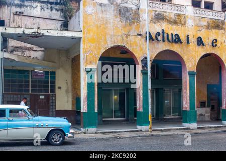 Ein altes amerikanisches Buick-Auto wird am heruntergekommenen und heruntergekommenen Acualidades-Laden geparkt. Stockfoto