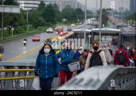 Personen, die eine schützende Gesichtsmaske tragen, um die Ausbreitung der neuartigen Coronavirus-Pandemie zu verhindern, verlassen am 9. Februar 2021 eine Bushaltestelle von Transmilenio in Bogota, Kolumbien. (Foto von Sebastian Barros/NurPhoto) Stockfoto