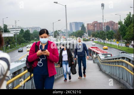 Personen, die eine schützende Gesichtsmaske tragen, um die Ausbreitung der neuartigen Coronavirus-Pandemie zu verhindern, verlassen am 9. Februar 2021 eine Bushaltestelle von Transmilenio in Bogota, Kolumbien. (Foto von Sebastian Barros/NurPhoto) Stockfoto