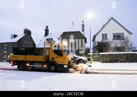 Ein Schneepflug räumt am 10. Februar 2021 in Kelso, Schottland, Schnee. Der Sturm Darcy hat bis Mittwoch viele gelbe Warnungen für Schneebedeckung über weiten Teilen Englands und Schottlands sowie Teilen Nordirlands verursacht, wobei für Teile Schottlands Temperaturen von bis zu -15C prognostiziert werden. (Foto von Ewan Bootman/NurPhoto) Stockfoto