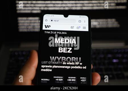 Die Protesterklärung „Medien ohne Wahl“ wird auf der Homepage von Wirtualna Polska gezeigt. Krakau, Polen, am 10. Februar 2021. Die unabhängigen polnischen Medien haben die Berichterstattung ausgesetzt, und die Webseiten der führenden Nachrichtenorganisationen des Landes waren am Mittwochmorgen leer, um gegen eine neue Werbesteuer zu protestieren, die nach Meinung von Sendern und Verlegern nicht auf die Geldbeschaffung, sondern auf die Unterminierung der Pressefreiheit abzielt. (Foto von Beata Zawrzel/NurPhoto) Stockfoto