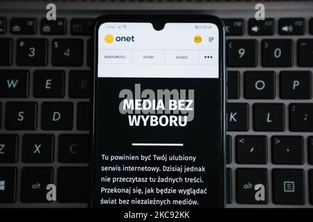 Die Protesterklärung „Medien ohne Wahl“ wird auf der Onet-Homepage gezeigt. Krakau, Polen, am 10. Februar 2021. Die unabhängigen polnischen Medien haben die Berichterstattung ausgesetzt, und die Webseiten der führenden Nachrichtenorganisationen des Landes waren am Mittwochmorgen leer, um gegen eine neue Werbesteuer zu protestieren, die nach Meinung von Sendern und Verlegern nicht auf die Geldbeschaffung, sondern auf die Unterminierung der Pressefreiheit abzielt. (Foto von Beata Zawrzel/NurPhoto) Stockfoto