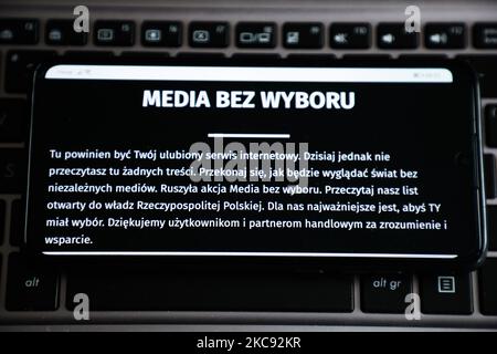 Die Protesterklärung „Medien ohne Wahl“ wird auf einem TVN-Fernsehsender ausgestrahlt. Krakau, Polen, am 10. Februar 2021. Die unabhängigen polnischen Medien haben die Berichterstattung ausgesetzt, und die Webseiten der führenden Nachrichtenorganisationen des Landes waren am Mittwochmorgen leer, um gegen eine neue Werbesteuer zu protestieren, die nach Meinung von Sendern und Verlegern nicht auf die Geldbeschaffung, sondern auf die Unterminierung der Pressefreiheit abzielt. (Foto von Beata Zawrzel/NurPhoto) Stockfoto
