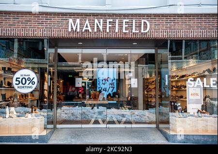 Manfield Store ist bereit, Kunden außerhalb des Stores zu besuchen, am ersten Tag, an dem die nicht unbedingt erforderlichen Stores am 10.. Februar 2021 in den Niederlanden für die Abholung von Bestellungen geöffnet haben dürfen. (Foto von Romy Arroyo Fernandez/NurPhoto) Stockfoto