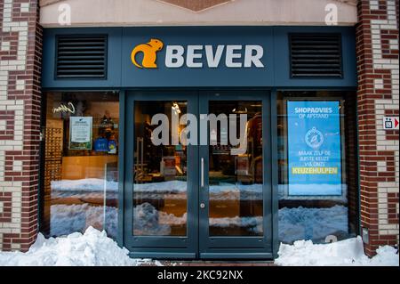 Bever Store ist bereit, Kunden außerhalb des Stores zu besuchen, am ersten Tag, an dem die nicht unbedingt erforderlichen Stores am 10.. Februar 2021 in den Niederlanden für die Abholung von Bestellungen geöffnet haben dürfen. (Foto von Romy Arroyo Fernandez/NurPhoto) Stockfoto