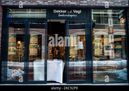 Ein Buchladen ist bereit, Kunden außerhalb des Geschäfts zu besuchen, am ersten Tag, an dem die nicht notwendigen Geschäfte am 10.. Februar 2021 in den Niederlanden für die Abholung von Bestellungen geöffnet haben durften. (Foto von Romy Arroyo Fernandez/NurPhoto) Stockfoto