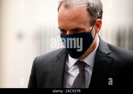 Dominic Raab, Abgeordneter der Konservativen Partei für Esher und Walton, verlässt am 10. Februar 2021 die 10 Downing Street in London, England. (Foto von David Cliff/NurPhoto) Stockfoto