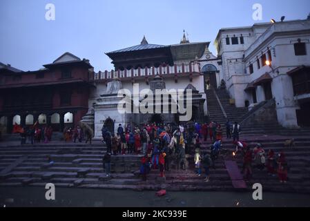 Ein nepalesischer Hindu trägt das Idol Madhav Narayan zum rituellen heiligen Bad im Bagmati-Fluss während des Madhav Narayan Festivals oder Swasthani Brata Katha im Pashupathnath Tempel, Kathmandu, Nepal am Donnerstag, 11. Februar 2021. Nepalesische Hindu-Frauen beobachten ein Fasten und beten zur Göttin Swasthani für ein langes Leben ihrer Ehemänner und den Wohlstand ihrer Familie während einer einmonatigen Fastenfestfeier. Der Ausschuss von Salinadi Mela hat aufgrund der COVID-19-Pandemie für dieses Jahr maximal 50 Anhänger festgesetzt. (Foto von Narayan Maharjan/NurPhoto) Stockfoto