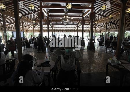 Gesundheitshelfer warten während einer Massenimpfung für medizinisches Personal und ältere Menschen in Bogor, West-Java, am 11. Februar 2021 auf Impfungen. (Foto von Adriana Adie/NurPhoto) Stockfoto