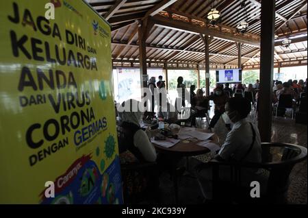 Gesundheitshelfer warten während einer Massenimpfung für medizinisches Personal und ältere Menschen in Bogor, West-Java, am 11. Februar 2021 auf Impfungen. (Foto von Adriana Adie/NurPhoto) Stockfoto