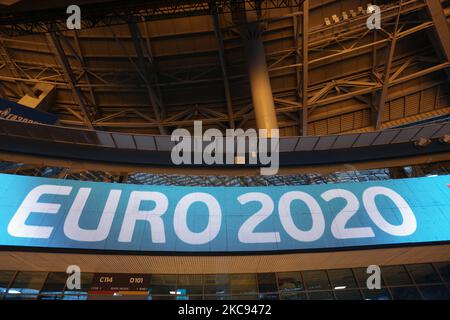 Euro 2020-Logo am 11. Februar 2021 im Zenit-Arena-Stadion in St. Petersburg, Russland. In der Zenit-Arena werden 4 Spiele der Fußball-Europameisterschaft Euro-2020 ausgetragen, die aufgrund der Pandemie um ein Jahr verschoben wurden. (Foto: Valya Egorshin/NurPhoto) Stockfoto