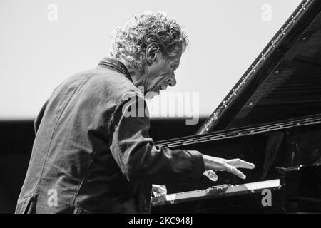 (ANMERKUNG DER REDAKTION: Bild wurde in Schwarz-Weiß umgewandelt) Chick Corea tritt am 8. Mai 2017 beim Konzert von World of Great Music im ICE Congress Center in Krakau, Polen, auf. Chick Corea, der mit dem Grammy Award ausgezeichnete Jazzmusiker, starb am 9. Februar 2021 an Krebs. (Foto von Beata Zawrzel/NurPhoto) Stockfoto