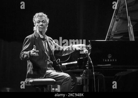 (ANMERKUNG DER REDAKTION: Bild wurde in Schwarz-Weiß umgewandelt) Chick Corea tritt am 8. Mai 2017 beim Konzert von World of Great Music im ICE Congress Center in Krakau, Polen, auf. Chick Corea, der mit dem Grammy Award ausgezeichnete Jazzmusiker, starb am 9. Februar 2021 an Krebs. (Foto von Beata Zawrzel/NurPhoto) Stockfoto