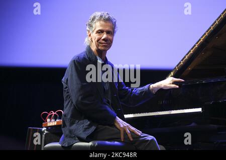 Chick Corea tritt am 8. Mai 2017 beim Konzert von World of Great Music im ICE Congress Center in Krakau, Polen, auf. Chick Corea, der mit dem Grammy Award ausgezeichnete Jazzmusiker, starb am 9. Februar 2021 an Krebs. (Foto von Beata Zawrzel/NurPhoto) Stockfoto