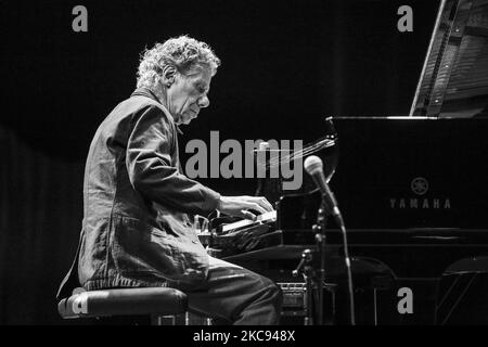 (ANMERKUNG DER REDAKTION: Bild wurde in Schwarz-Weiß umgewandelt) Chick Corea tritt am 8. Mai 2017 beim Konzert von World of Great Music im ICE Congress Center in Krakau, Polen, auf. Chick Corea, der mit dem Grammy Award ausgezeichnete Jazzmusiker, starb am 9. Februar 2021 an Krebs. (Foto von Beata Zawrzel/NurPhoto) Stockfoto