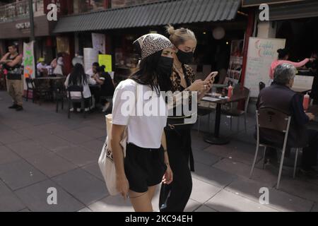 Besucher in der Chinatown von Mexiko-Stadt, als Teil des chinesischen Neujahrs des Ochsen während der gesundheitlichen Notlage wegen COVID-19 und der roten epidemiologischen Ampel in Mexiko. (Foto von Gerardo Vieyra/NurPhoto) Stockfoto