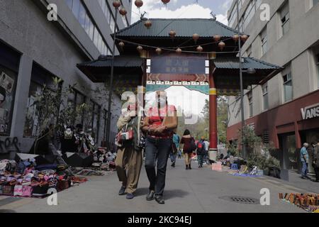 Besucher in der Chinatown von Mexiko-Stadt, als Teil des chinesischen Neujahrs des Ochsen während der gesundheitlichen Notlage wegen COVID-19 und der roten epidemiologischen Ampel in Mexiko. (Foto von Gerardo Vieyra/NurPhoto) Stockfoto