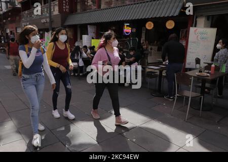 Besucher in der Chinatown von Mexiko-Stadt, als Teil des chinesischen Neujahrs des Ochsen während der gesundheitlichen Notlage wegen COVID-19 und der roten epidemiologischen Ampel in Mexiko. (Foto von Gerardo Vieyra/NurPhoto) Stockfoto