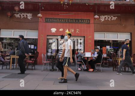 Besucher in der Chinatown von Mexiko-Stadt, als Teil des chinesischen Neujahrs des Ochsen während der gesundheitlichen Notlage wegen COVID-19 und der roten epidemiologischen Ampel in Mexiko. (Foto von Gerardo Vieyra/NurPhoto) Stockfoto