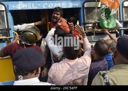 Aktivisten des West Bengal Pradesh Youth Congress Committee zanken mit der Polizei, als sie versuchen, die Straße während eines 12-stündigen Streiks in Kalkutta, Indien, am 12. Februar 2021 zu blockieren. (Foto von Indranil Aditya/NurPhoto) Stockfoto