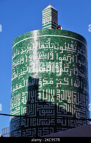 Zylindrisches Minarett der Sentissi-Moschee in der Stadt Moulay Idriss (Moulay Idriss Zerhoun) in Marokko, Afrika. Die Sentissi-Moschee wurde 1939 von einem Einheimischen nach seiner Rückkehr von der Hadsch-Wallfahrt in Mekka erbaut. Es hat das einzige zylindrische Minarett in Marokko. Das Minarett ist mit grünen Kacheln mit weißen arabischen Buchstaben im Kufic-Stil bedeckt, die eine Sure aus dem Koran ausweisen. Die Moschee ist heute eine koranische Schule (madrasa) und wird auch als Medersa Idriss bezeichnet. Die heilige Stadt Moulay Idriss war der Ort, an dem Moulay Idriss 789 ankam und die Religion von mir mitbrachte Stockfoto