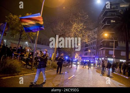 Spannungen, als eine Gruppe von Antifaschisten, Anarchisten und katalanischen Separatisten am letzten Tag des Wahlkampfs für Katalonien in Barcelona, Katalonien, Spanien am 12. Februar 2021 versucht hat, ein Treffen der spanischen rechtsextremen Partei VOX zu boykottieren. (Foto von Albert Llop/NurPhoto) Stockfoto