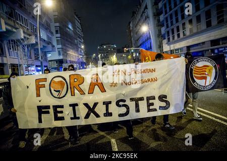 Spannungen, als eine Gruppe von Antifaschisten, Anarchisten und katalanischen Separatisten am letzten Tag des Wahlkampfs für Katalonien in Barcelona, Katalonien, Spanien am 12. Februar 2021 versucht hat, ein Treffen der spanischen rechtsextremen Partei VOX zu boykottieren. (Foto von Albert Llop/NurPhoto) Stockfoto